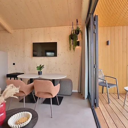 Aparthotel Harbourlodges 4*